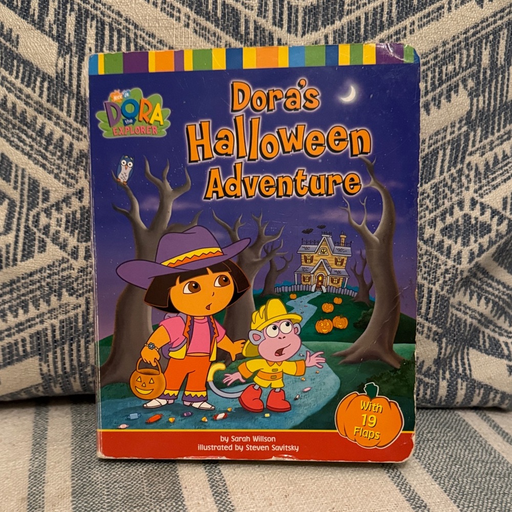 🏖️2/$5🏖️Dora's Halloween Adventure Book, board book, 2003